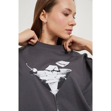 Bisiklet Yaka Kadeh Baskılı % 100 Pamuk Rahat Kalıp T-Shirt