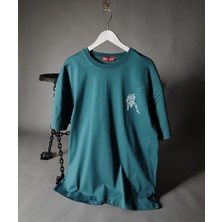  Astronot Baskılı Unisex Oversize Tişört – Uzayda Parçalanış Tasarımı