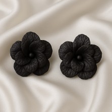 Fleur De Nuit – El Yapımı Siyah Çiçek Küpe | Şık & Zamansız Tasarım