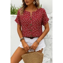 Gökyüzü Moda Kadın Kısa Kollu Çentikli V Yaka ve Düğme Detaylı Çiçek Desenli Süprem Bluz
