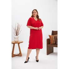 Yaka Detaylı Yırtmaçlı Büyük Beden Elbise Kırmızı