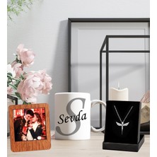 Kişiye Özel Gri Başharf ve Isim Tasarımlı Kupa Bardak ve Resimli Ahşap Kahve Çerçeve Melek Figürlü Kolye