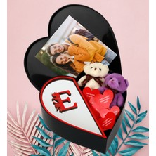 Kalpli Kutu Kişiye Özel Aynalı Pleksi Baş Harf Tasarımlı Kalp Kutu ve Ikili Peluş Ayıcık Anahtarlık Aşk Sözleri (Kırmızı-Gümüş)