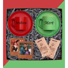 Kişiye Özel Isimli Kırmızı ve Yeşil 2 Türk Kahvesi Fincanı Tek Kullanımlık Kahve ve Fotoğraflı Ahşap Çerçeve Seti