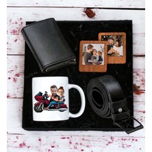 Kişiye Özel Motorcu Çift 1 Karikatür Tasarımlı Kupa Bardak Erkek Mekanizmalı Cüzdan Kemer 2'li Ahşap Mdf Kahverengi Çerçeve