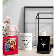 Kişiye Özel Meraklı Tasarım Isim Soyisim Tasarımlı Kupa Bardak ve Resimli Kırmızı Çerçeve Melek Figürlü Kolye