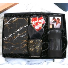 Kişiye Özel Kupa Bardak & Defter Siyah French Press Çerçeve Kalpli Kutuda Sevgiliye Özel Çikolata (Siyah-Sarı)