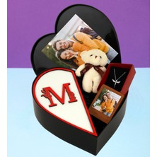 Kişiye Özel Kalpli Kutu Baş Harf Tasarımlı Kalp Kutu ve Peluş Ayıcık Anahtarlık Çerceve ve Melek Kolye (Kırmızı-Beyaz)