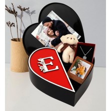 Kişiye Özel Kalpli Kutu Baş Harf Tasarımlı Kalp Kutu ve Peluş Ayıcık Anahtarlık Çerceve ve Kartanesi Kolye (Kırmızı-Beyaz)