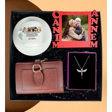 Anneler Gününe Özel Canım Annem Kırmızı Çerçeve Bordo Cüzdan Melek Kolye ve 4 Fotoğraflı Anne Tasarımlı Türk Kahve Fincanı