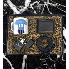 Kişiye Özel Premium Bordo Mavi Taraftar Forma Tasarımlı Kupa Bardak Cüzdan Kemer Çakmak Özel Hediye Seti