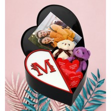 Kişiye Özel Kalpli Kutuda Baş Harf Tasarımlı Kalp Kutu ve Ikili Peluş Ayıcık Anahtarlık Aşk Sözleri (Beyaz-Kırmızı)