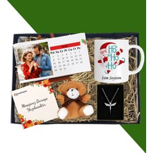 Kişiye Özel Yılbaşı Hediyesi Yatay Masaüstü Her Ay Için Özel 12 Fotoğraflı Masa Takvimi ve Kupa Bardak Peluş Ayıcık Melek Gümüş Kaplama Kolye