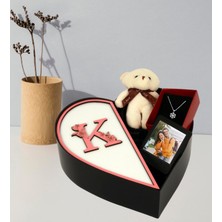 Kişiye Özel Kalpli Kutu Baş Harf Tasarımlı Kalp Kutu ve Peluş Ayıcık Anahtarlık Çerceve ve Kartanesi Kolye (Beyaz-Pembe)