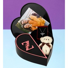 Kişiye Özel Kalpli Kutu Baş Harf Tasarımlı Kalp Kutu ve Peluş Ayıcık Anahtarlık ve Melek Kolye (Pembe-Sıyah)