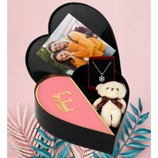 Kişiye Özel Kalpli Kutu Baş Harf Tasarımlı Kalp Kutu ve Peluş Ayıcık Anahtarlık ve Kartanesi Kolye (Pembe-Altın)