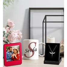 Kişiye Özel Baş Harf ve Isim Tasarımlı Kupa Bardak ve Resimli Kırmızı Çerçeve Melek Figürlü Kolye