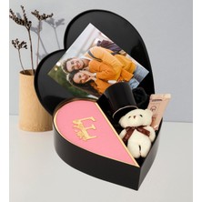 Kişiye Özel Kalpli Kutu Baş Harf Tasarımlı Kalp Kutu ve Peluş Ayıcık Anahtarlık ve Siyah Türk Kahvesi Fincanı (Pembe-Altın)