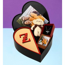 Kişiye Özel Kalpli Kutu Pleksi Baş Harf Tasarımlı Kalp Kutu ve Peluş Ayıcık Anahtarlık Çerceve ve Melek Kolye