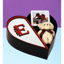 Kişiye Özel Pleksi Baş Harf Tasarımlı Kalp Kutu ve Peluş Ayıcık Anahtarlık Çerçeve Sevgiliye Özel (Kırmızı-Gümüş)