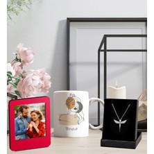 Kişiye Özel Isim Tasarımlı Kupa Bardak ve Resimli Ahşap Kahve Çerçeve Melek Figürlü Kolye