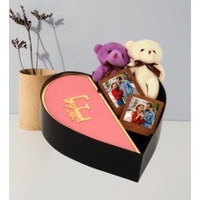 Kişiye Özel Kalpli Kutu Aynalı Pleksi Baş Harf Tasarımlı Kalp Kutu ve Çift Peluş Ayıcık Anahtarlık Çerçeve (Pembe-Altın)