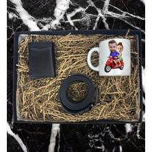Kişiye Özel Motorcu Cift Karikatür Tasarımlı Kupa Bardak Mekanizmalı Cüzdan Kemer Özel Hediye Seti