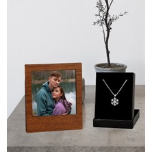 Kişiye Özel Fotoğraflı Ahşap Çerçeve ve Kartanesi Kolye Set