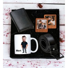 Kişiye Özel Erkek Karikatür Tasarımlı Kupa Bardak Erkek Mekanizmalı Cüzdan Kemer 2'li Ahşap Mdf Kahverengi Çerçeve