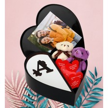 Kalpli Kutu Kişiye Özel Aynalı Pleksi Baş Harf Tasarımlı Kalp Kutu ve Ikili Peluş Ayıcık Anahtarlık Aşk Sözleri (Siyah-Gümüş)