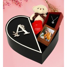 Kişiye Özel Kalpli Kutu Baş Harf Tasarımlı Kalp Kutu ve Peluş Ayıcık Anahtarlık Çerceve Kartanesi Kolye ve Aşk Sözleri (Beyaz-Siyah)