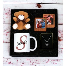 Kişiye Özel  Baş Harf  ve Isim Tasarımlı Beyaz Kupa Ayıcık Anahtarlı Ahşap Çerçeve ve Kartanesi Kolye Seti (Kahverengi)