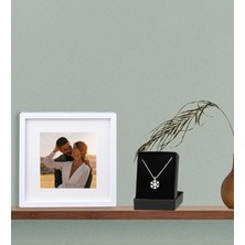 Kişiye Özel Özel Yapışkanlı Sök Tak Paspartulu Duvar Çerçevesi Fotoğraflı Beyaz Çerçeve ve Kartanesi Kolye