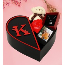 Kişiye Özel Kalpli Kutu Baş Harf Tasarımlı Kalp Kutu ve Peluş Ayıcık Anahtarlık Çerceve Kartanesi Kolye ve Aşk Sözleri (Siyah-Kırmızı)