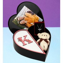 Kişiye Özel Kalpli Kutu Baş Harf Tasarımlı Kalp Kutu ve Peluş Ayıcık Anahtarlık ve Melek Kolye (Beyaz-Pembe)