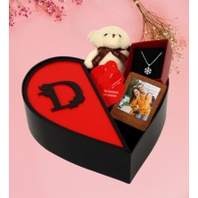 Kişiye Özel Kalpli Kutu Baş Harf Tasarımlı Kalp Kutu ve Peluş Ayıcık Anahtarlık Çerceve Kartanesi Kolye ve Aşk Sözleri (Kırmızı-Siyah)