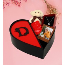 Kişiye Özel Kalpli Kutu Baş Harf Tasarımlı Kalp Kutu ve Peluş Ayıcık Anahtarlık Çerceve Kartanesi Kolye ve Aşk Sözleri (Siyah-Kırmızı)