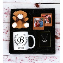 Kişiye Özel  Baş Harf  ve Isim Tasarımlı Beyaz Kupa Ayıcık Anahtarlı Ahşap Çerçeve ve Melek Kolye Seti