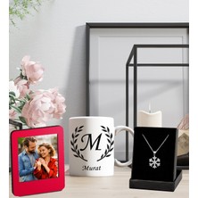 Kişiye Özel Baş Harf ve Isim Tasarımlı Kupa ve Resimli Kırmızı Çerçeve ve Kartanesi Figürlü Kolye