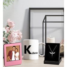 Kişiye Özel Isim Tasarımlı Kupa Bardak ve Resimli Pembe Çerçeve Melek Figürlü Kolye