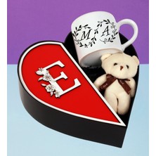 Kişiye Özel Baş Harf Tasarımlı Kalp Kutu ve Peluş Ayıcık Anahtarlık ve Sonsuzluk Tasarımlı Çift Baş Harf Fincan