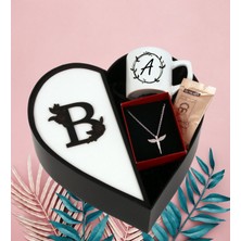 Kişiye Özel Baş Harf Tasarımlı Kalp Kutu Melek Kolye ve Baş Harf Tasarımlı Türk Kahvesi Fincanı