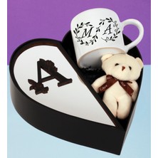 Kişiye Özel Baş Harf Tasarımlı Kalp Kutu ve Peluş Ayıcık Anahtarlık ve Sonsuzluk Tasarımlı Çift Baş Harf Fincan