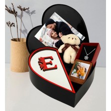 Anneler Gününe Özel Kalpli Kutu Pleksi Baş Harf Tasarımlı Kalp Kutu ve Peluş Ayıcık Anahtarlık Çerceve ve Kartanesi Kolye