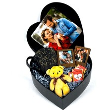 Kişiye Özel Fotoğraflı Yeni Kalp Kutu Tasarımlı Kupa Çikolata Ayıcık Anahtarlık ve 2'li Çerçeve Set