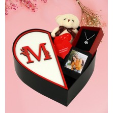 Kişiye Özel Kalpli Kutu Baş Harf Tasarımlı Kalp Kutu ve Peluş Ayıcık Anahtarlık Çerceve Kartanesi Kolye ve Aşk Sözleri (Beyaz-Kırmızı)