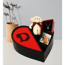 Kişiye Özel Kalpli Kutu Baş Harf Tasarımlı Kalp Kutu ve Peluş Ayıcık Anahtarlık Çerceve ve Kartanesi Kolye (Siyah-Kırmızı)