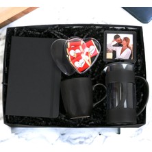 Kişiye Özel Kupa Bardak & Defter Siyah French Press Çerçeve Kalpli Kutuda Sevgiliye Özel Çikolata (Siyah)