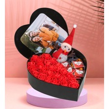 Kalp Tasarımlı Kutu Kişiye Özel Fotoğraflı New Kalp Kutu Çiçek Çikolata Buketi Işıklı Kardan Adam (Kırmızı)