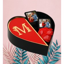 Kişiye Özel Kalp Kutu Baş Harf Tasarımlı Kalp Kutu ve Çift  Masaüstü Siyah Çerçeve ve Aşk Sözleri (Kırmızı-Altın)